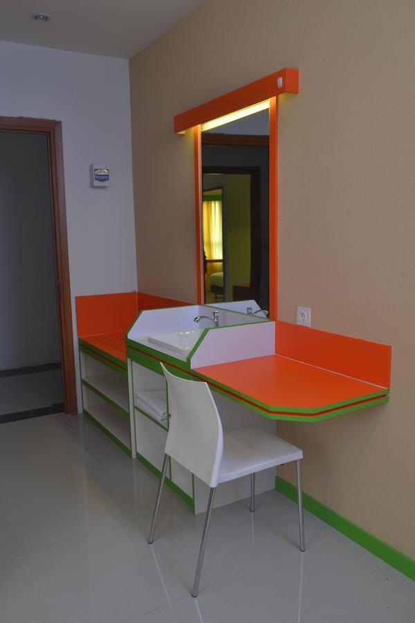 Titanium Express Homtel Hotel Jakarta Exterior photo